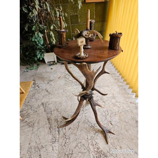 Guridon en bois cerf et dfenses de sanglier