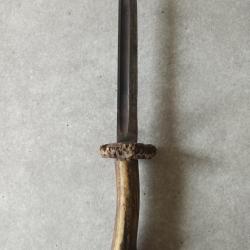 Belle dague de vénerie poignée bois de cerf et lame de baïonnette transformée en couteau de combat ?