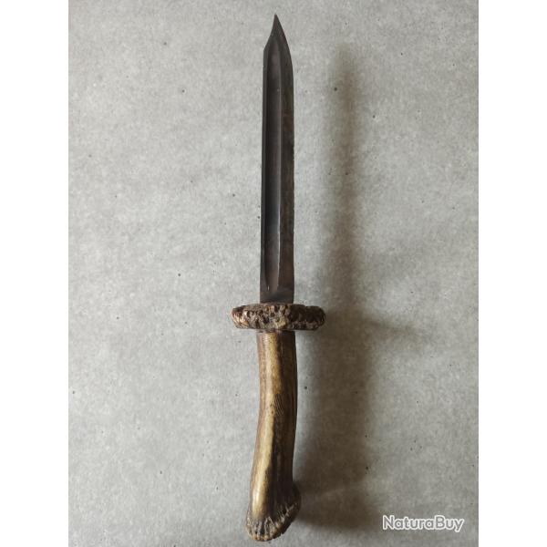 Belle dague de vnerie poigne bois de cerf et lame de baonnette transforme en couteau de combat ?