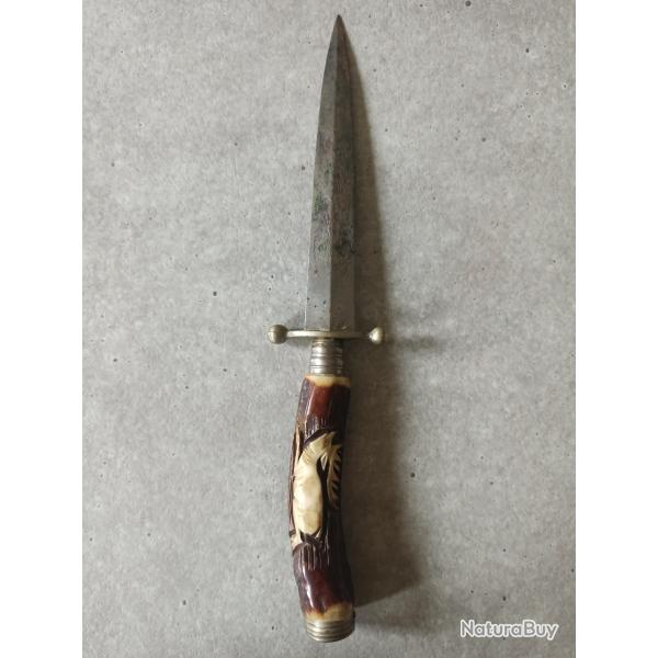 Belle dague de vnerie poigne corne et lame dcore cervid - transforme en couteau de combat ?
