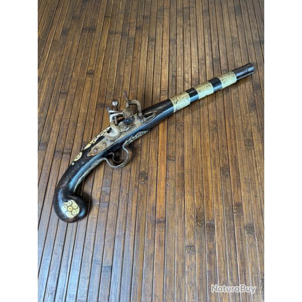 PISTOLET A SILEX ORIENTAL PLATINE A LA CHENAPAN INCRUSTATIONS D'OS FANTASIA DEBUT 1900