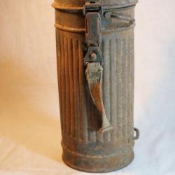 Boitier MAG masque à gaz allemand GAS MASK CANISTER NORMANDIE 1944 - SLO22BMG003