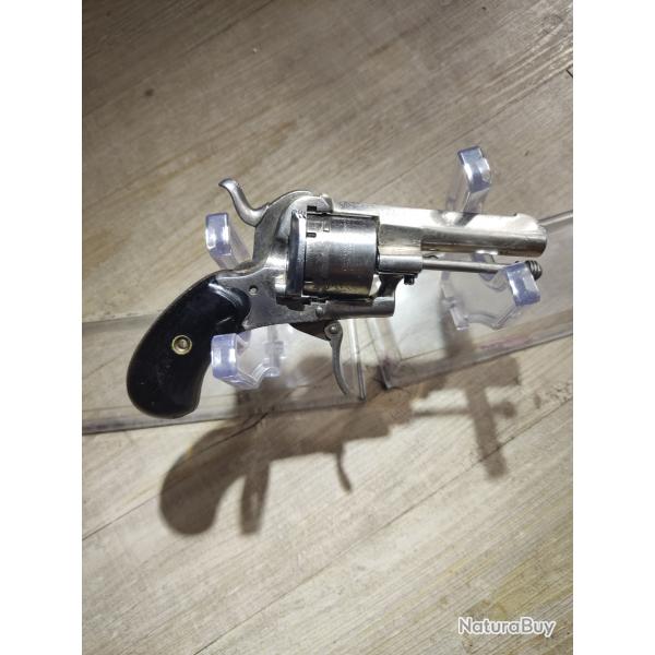 Revolver  broches calibre 7mm  carcasse ferm et 12 cartouches  charger