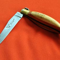 Couteau Laguiole en Aubrac, manche en bois 2 essences. Lettre D majuscule gravée sur la lame.