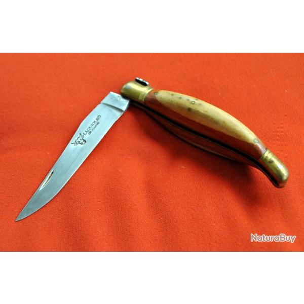 Couteau Laguiole en Aubrac, manche en bois 2 essences. Lettre D majuscule grave sur la lame.
