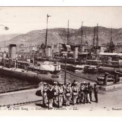 CPA - MARINE MILITAIRE -" TOULON " Le Petit Rang - Exercice des Fusiliers N°3497