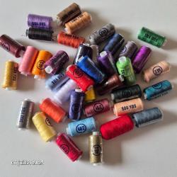 39 bobines de 450m de fil à coudre polyester, toutes différentes en couleurs