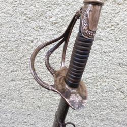 SABRE D OFFICIER DE CAVALERIE LEGERE MOD 1822 AVEC SON FOURREAU  .