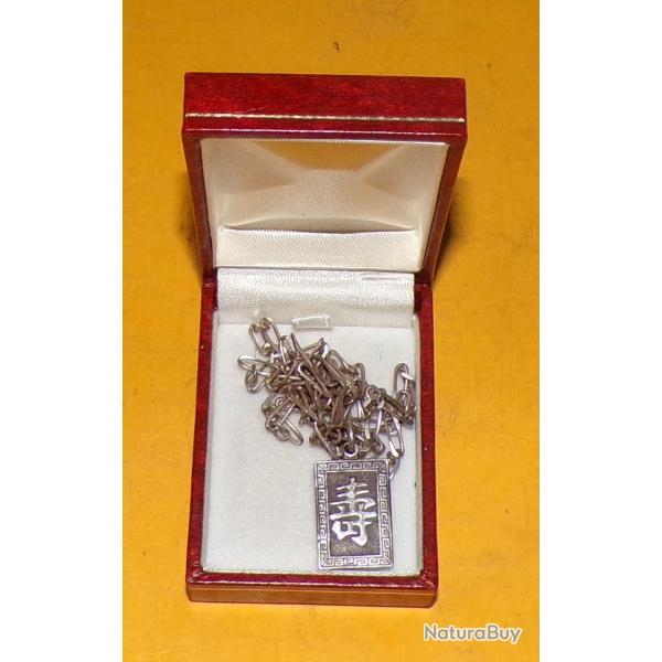 PENDENTIF SOUVENIR INDOCHINE , MARQUAGE STERLING SUR LE COTE , POIDS TOTAL 11 GRAMMES  , DANS SA BOI