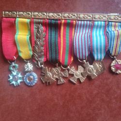 8 mini medailles militaire sur leur barette