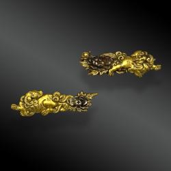 PAIRE DE MENUKI SHI SHI A LA FLEUR DE NENUPHAR Japon, fin XIXème