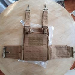 lot gilet porte plaque + accessoires  neuf couleur TAN militaire