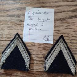 Deux écussons grades de bras sergent engagés à pression