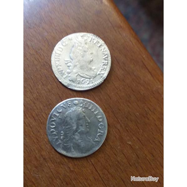 Lots monnaies Louis 14 argent comprenant une 4 sols dit aux traitants et une aux 2 L couronnes
