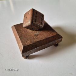 Objet de maîtrise - Décoration ancienne, le dé en acier sur socle massif, presse papier