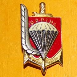 3° R.P.I.Ma, relief, épingle sertie, dos grenu, fond rouge vif, rectangle rouge parachute blanc arge