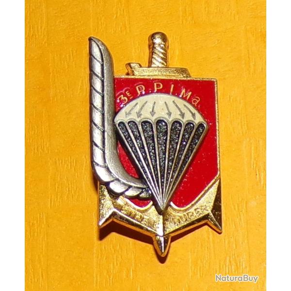 3 R.P.I.Ma, relief, pingle sertie, dos grenu, fond rouge vif, rectangle rouge parachute blanc arge