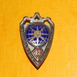 42° Régiment d'Infanterie, NEUF BRISACH, petit écu, émail, argenté, dos guilloché ,écu argenté globe
