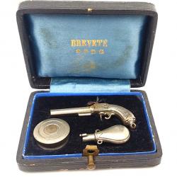 PISTOLET A PERCUSSION MINIATURE + ACCESSOIRES EN COFFRET BREVETE S.G.D.G. Très bon  XIX eme Belgique