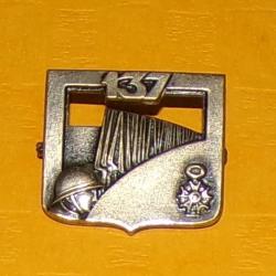 137° Régiment d'Infanterie, argenté , écu rectangulaire à une tête de soldat sous un champ de baïonn