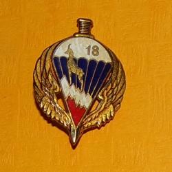 18° Régiment de Chasseurs Para, émail, ajouré, dos guilloché doré , parachute blanc traversé par poi