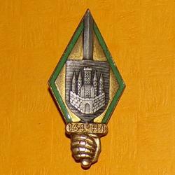 164° Régiment d'Infanterie, émail, chiffres sur garde, dos lisse , losange jaune orné de vert, à une