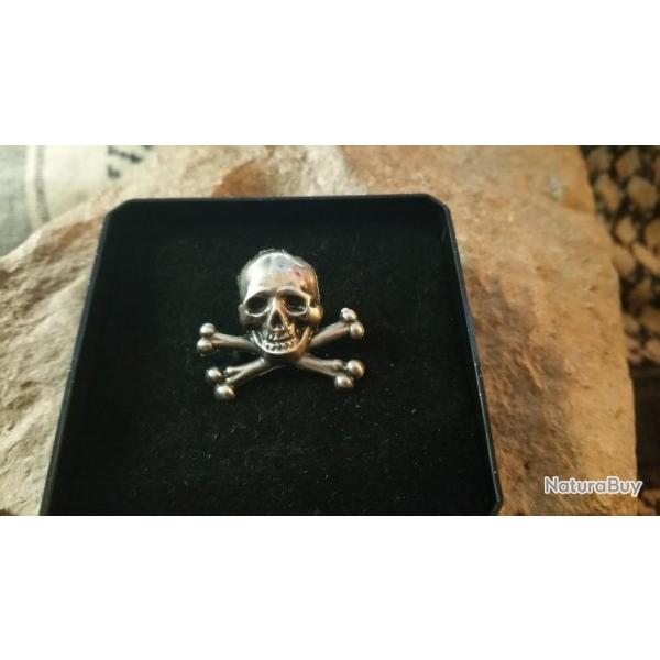 Tte de mort - Hauteur : 25 mm Largeur : 20 mm