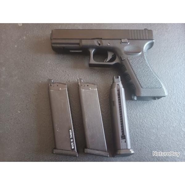 Glock 17 air softs plus 3 chargeurs marque FSG trs bon tat