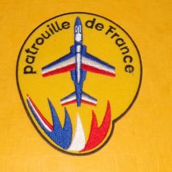 TISSU PATCH : PATROUILLE DE FRANCE AVEC ALPHAJET  , DIAMETRE 9 CM , BON ETAT VOIR PHOTOS . POUR TOUT