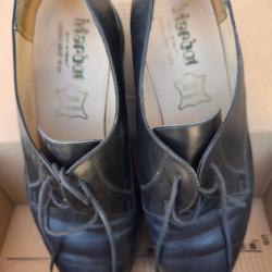 Paire chaussure cuir noir basse militaire cadre.