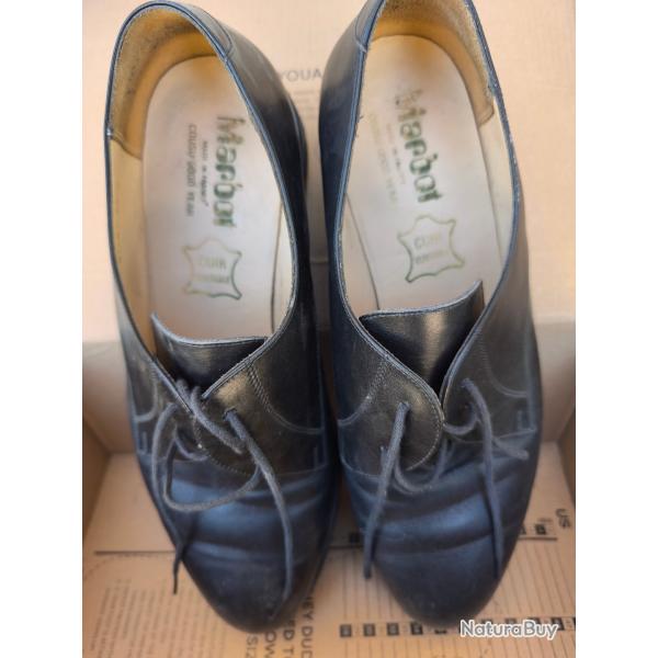 Paire chaussure cuir noir basse militaire cadre.