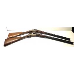 PAIRE DE JUXTAPOSES A PLATINES AYA- CAL 12/70- CANONS DE 63CM- UN MODELE SOUS BOIS L'AUTRE PLAINE