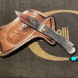 Couteau extra-plat  lame inox pompe arrière et galuchat et son étui cuir port transversal