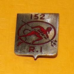 152° Régiment d'Infanterie, écu, émail ,  , FABRICANT DRAGO PARIS  , HOMOLOGATION 477 , BON ETAT VOI