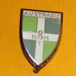 8° Régiment d'Infanterie Motorisé, émail, dos vaguelés , écu à croix blanche et cantons verts et gri