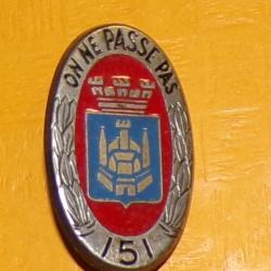 151° Régiment d'Infanterie, ON NE PASSE PAS, rouge , FABRICANT DELSART SENS  , HOMOLOGATION 117 ,  B