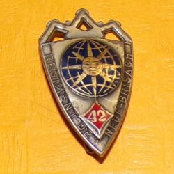 42° Rgt d'Infanterie, NEUF BRISACH, petit écu, doré, bleu foncé ,  écu argenté globe terrestre bleu