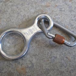descendeur en huit simond et mousqueton quechua