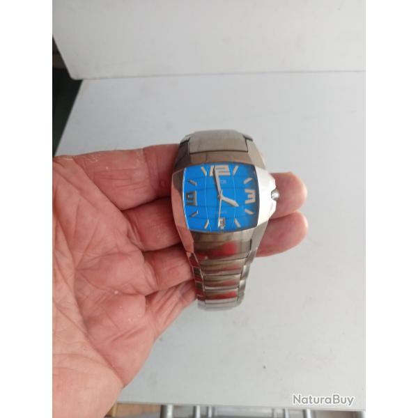 montre lotus a fond bleu pile remis  neuf