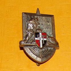 51° Régiment d'Infanterie, écu émail, dos guilloché embouti ,écu argenté lion tenant écu noir rouge
