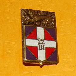 22° Bataillon d'Infanterie, émail, dos guilloché, violet foncé , lion sommant un écu violet à fond r