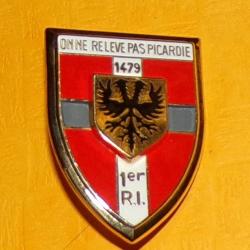 1° Régiment d'Infanterie, écu, attache type PIN'S , écu rouge à une croix blanche chargée d'un écu à