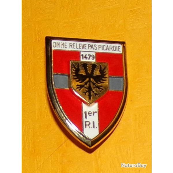 1 Rgiment d'Infanterie, cu, attache type PIN'S , cu rouge  une croix blanche charge d'un cu 