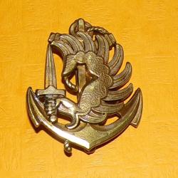Insigne de Béret, T.A.P. T.D.M, dos guilloché embouti, 2 anneaux , main ailée brandissant un poignar
