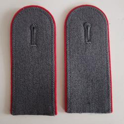PAIRE DE PATTES D ÉPAULE BUNDESWEHR , LISERÉ ROUGE,FOND GRIS CLAIR