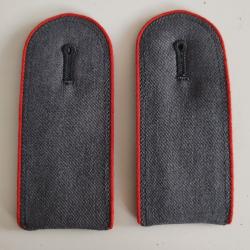 PAIRE DE PATTES D ÉPAULE BUNDESWEHR , LISERÉ ROUGE CLAIR,FOND GRIS CLAIR