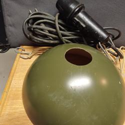 Ancienne lampe baladeuse militaire avec abat-jour - fonctionne