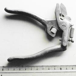 Outil ancien pour avoyer les lames de scie