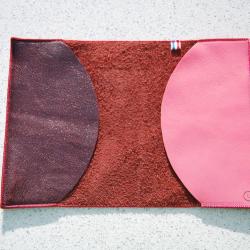 Étui passeport en cuir d'agneau bordeaux satiné et rose