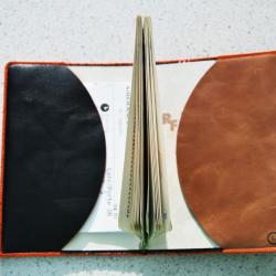 Étui passeport en cuir d'agneau noir marron orange